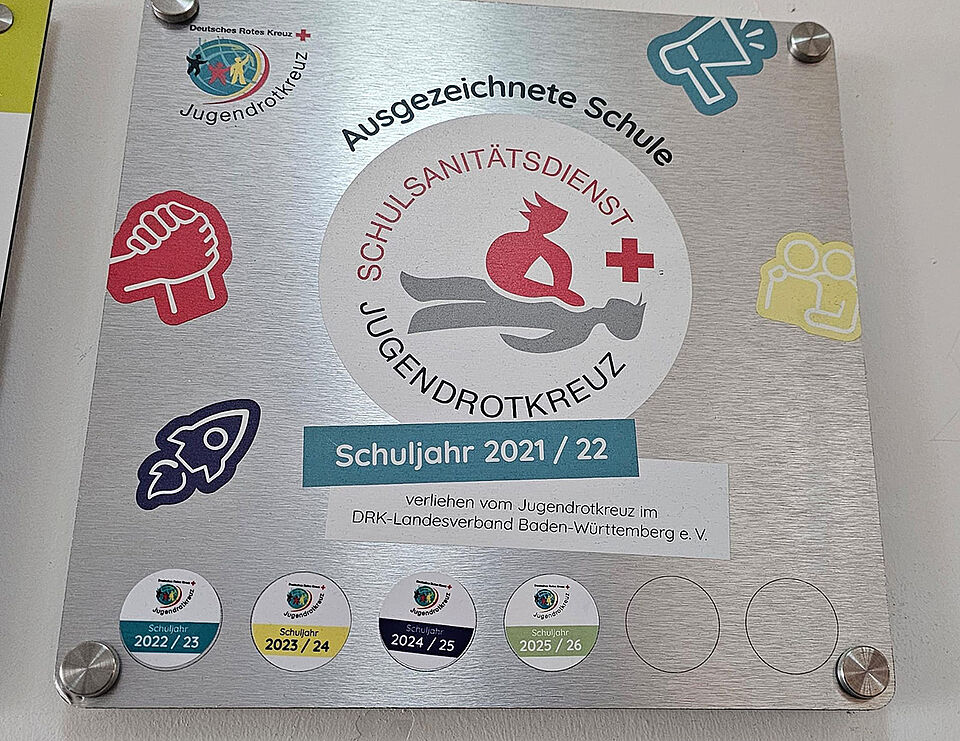 schulasanis_hassm_2.jpg Tafle mit Auszeichnungen