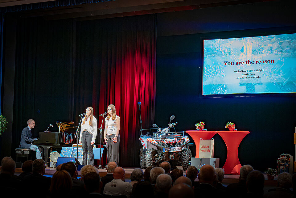 Madita Baur und Lina Rudolphi singen, Martin Daab begleitet sie am Flügel. (Bild: Ben Schibor)