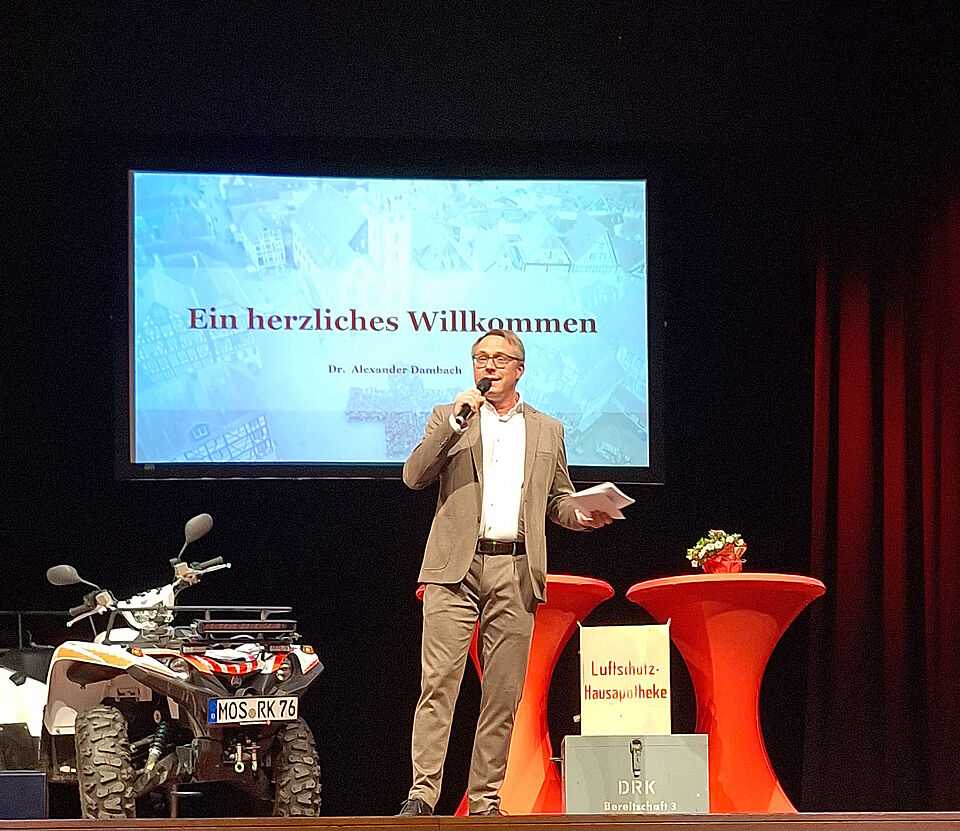 Moderator Dr. Alexander Dambach begrüßt die Gäste. (Bild: Ben Schibor)