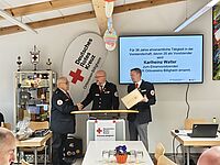 Der neue Vorsitzende Fuchs schüttelt seinem Vorgänger Walter die Hand