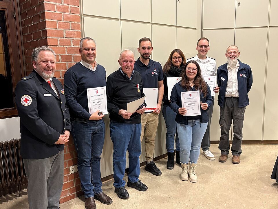 Rotkreuzler mit Urkunden