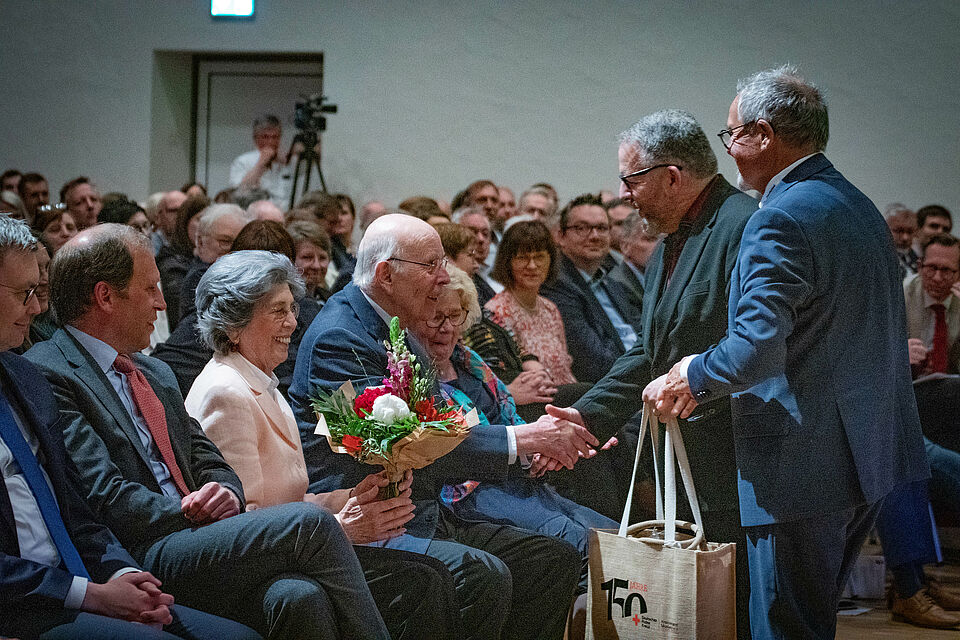Gerhard Lauth und Guido Wenzel überreichen Blumen und Präsente an Prinz Ludwig und Prinzessin Marianne. (Bild: Annalena Schibor)