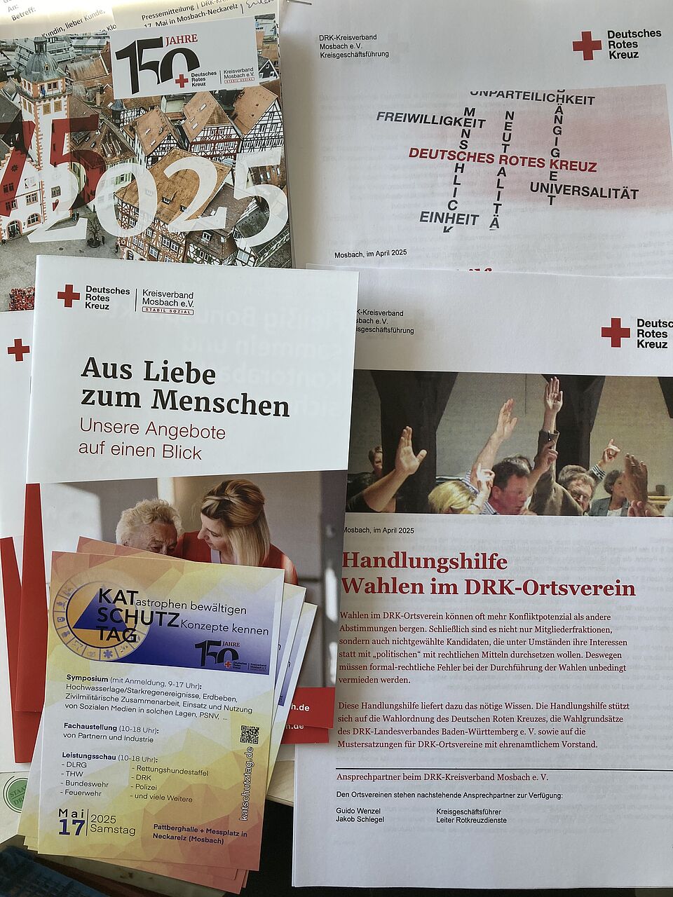 Collage aktueller Broschüren
