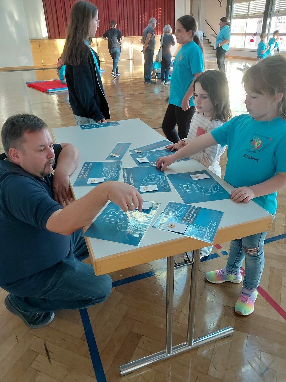 144046.jpg Turnhalle, Personen