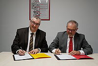 Joachim Bader, Geschäftsführer der AOK Rhein-Neckar-Odenwald (links), und DRK-Präsident Gerhard Lauth unterzeichnen den Kooperationsvertrag „Prävention in der Pflege“. 
