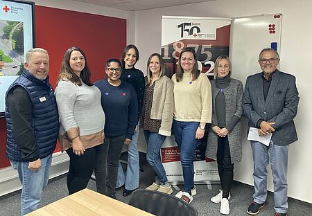 Sechs Damen des Ladies´ Circle mit Vertretern des DRK