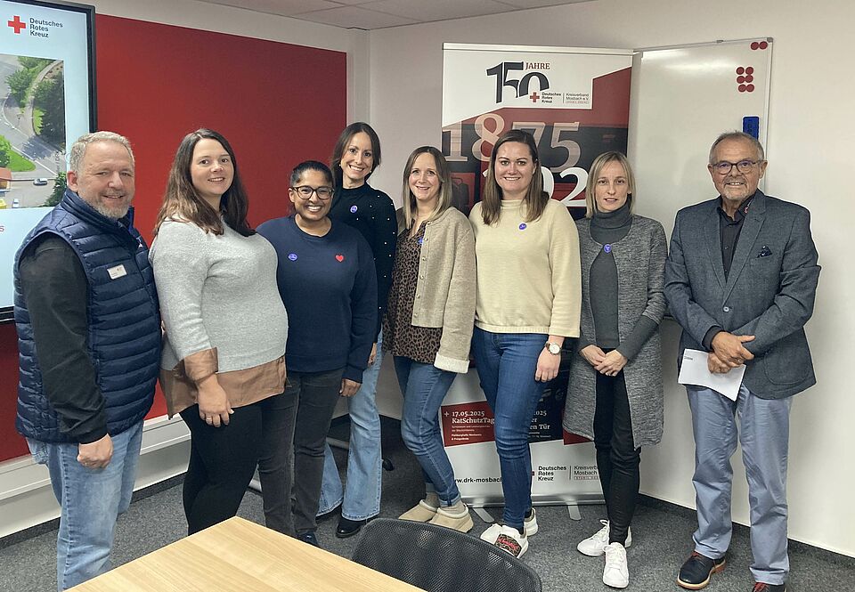 ladies_Besuch_2025_2.jpg Sechs Damen des Ladies´ Circle mit Vertretern des DRK