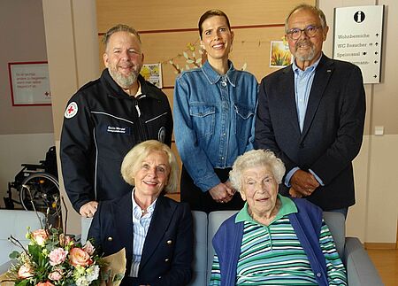5 Personen auf einem Sofa