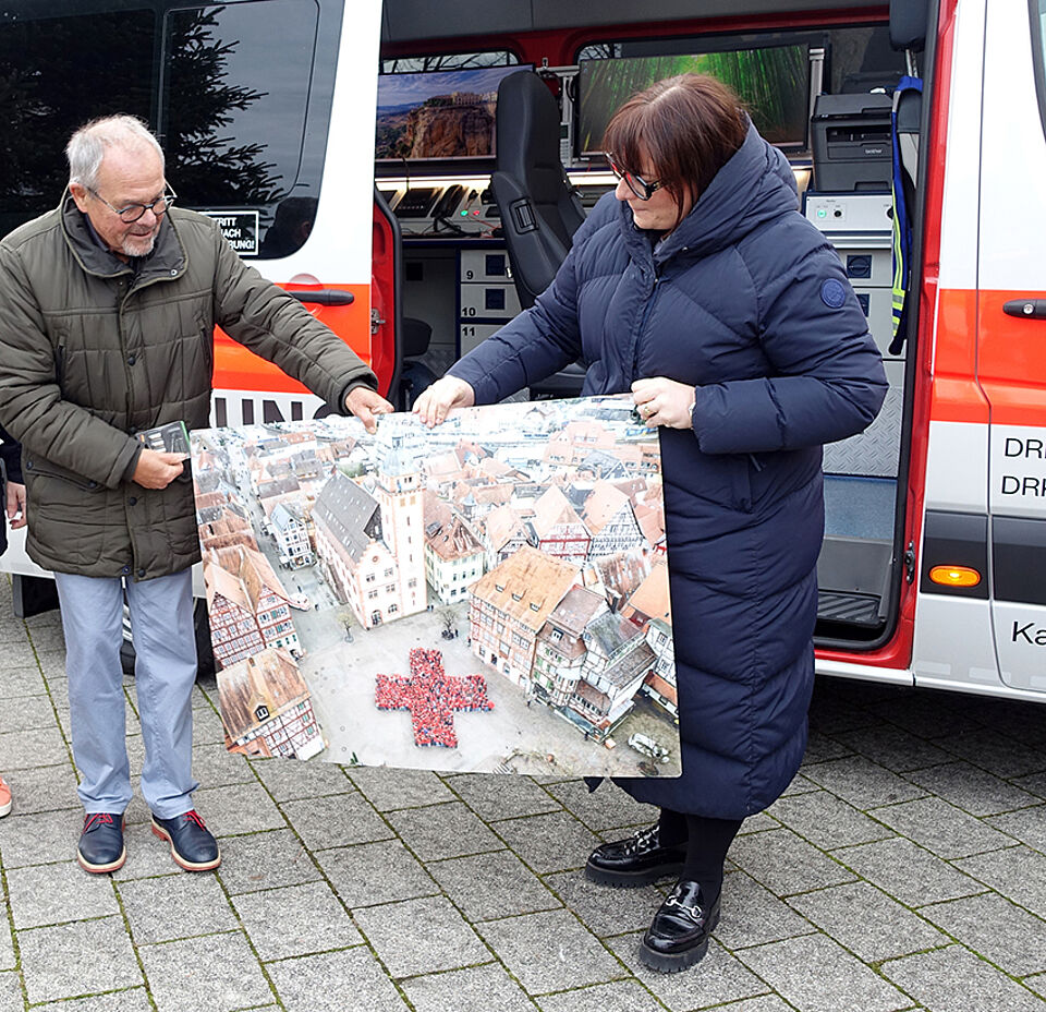 ELW2025_Mosbachfoto3_hp.jpg 2 Personen, ein Bild vor dem ELW