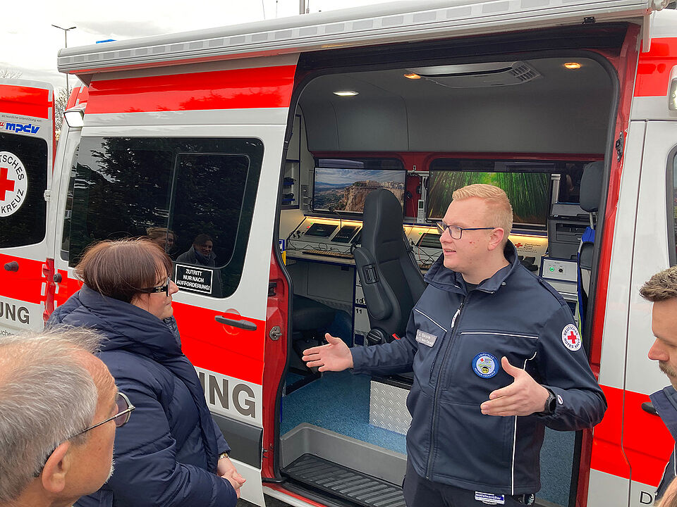 ELW2025_Barginde_hp.jpg Personen vor dem Einsatzleitwagen