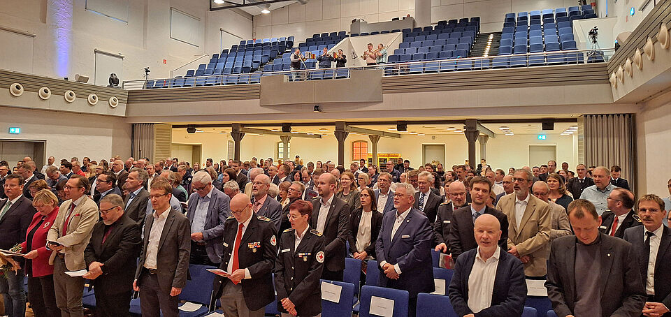 Singende Festgäste in der Mälzerei, auf der Empore fünf Bläser