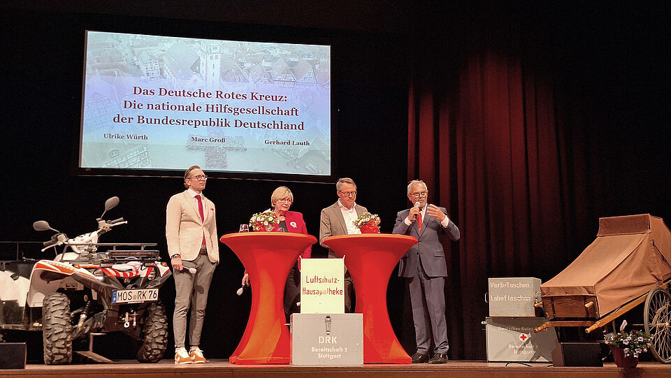 Diskussionsrunde 1: Moderator Dr. Alexander Dambach im Gespräch mit Landesgeschäftsführer Marc Groß (links), der Vizepräsidentin des Deutschen Roten Kreuzes, Ulrike Würth, und mit DRK-Präsident Gerhard Lauth (rechts). (Bild: Ben Schibor) 