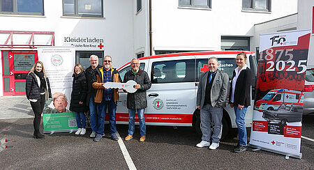 Personen vor der DRK-Geschäftsstelle, Fahrzeug