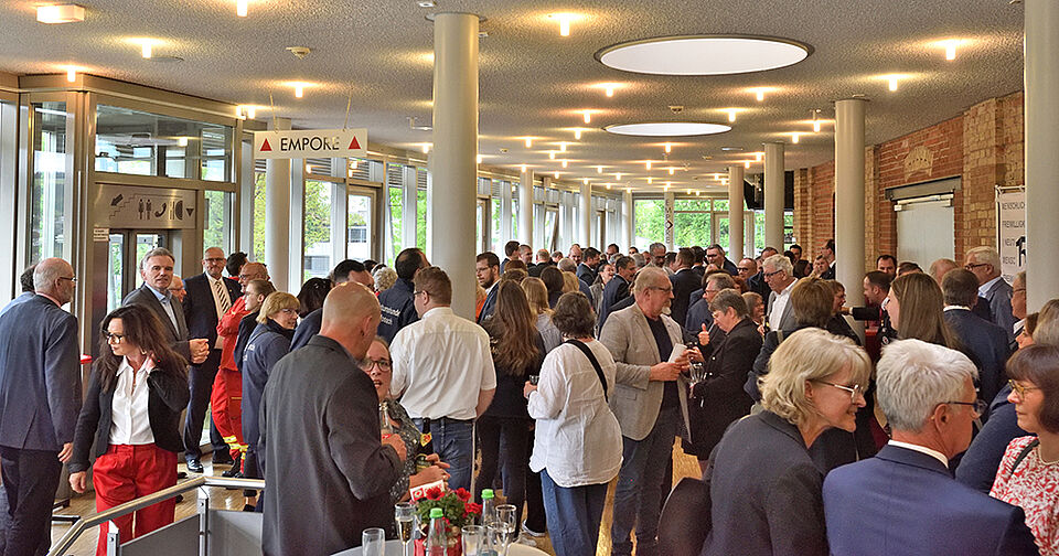 DRK-Präsident Gerhard Lauth, Geschäftsführer Guido Wenzel und seine Stellvertreterin Sandra Kreis begrüßen die Gäste. (Bild: Klaus Kühnel)