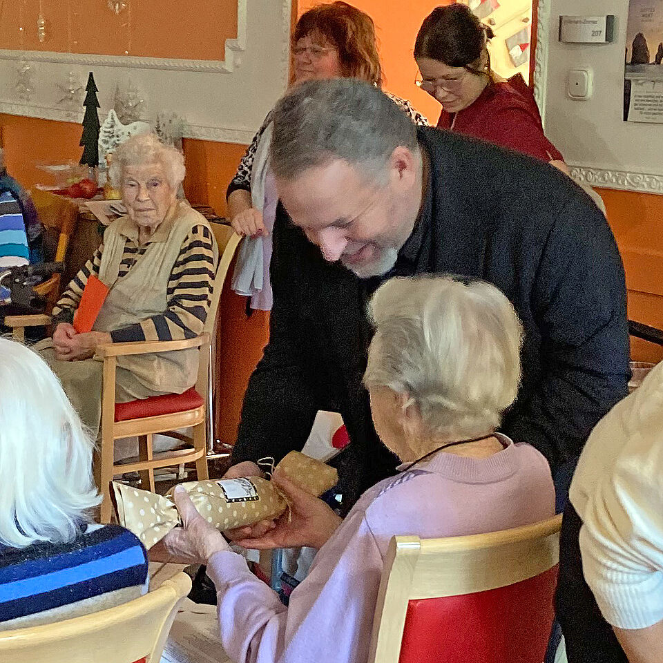 mpdv7.jpg Präsentübergabe durch Guido Wenzel, Seniorin