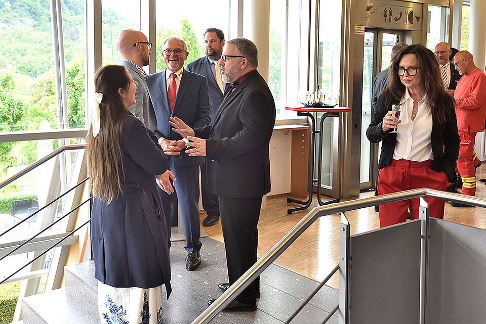 DRK-Präsident Gerhard Lauth, Geschäftsführer Guido Wenzel und seine Stellvertreterin Sandra Kreis begrüßen die Gäste. (Bild: Klaus Kühnel)