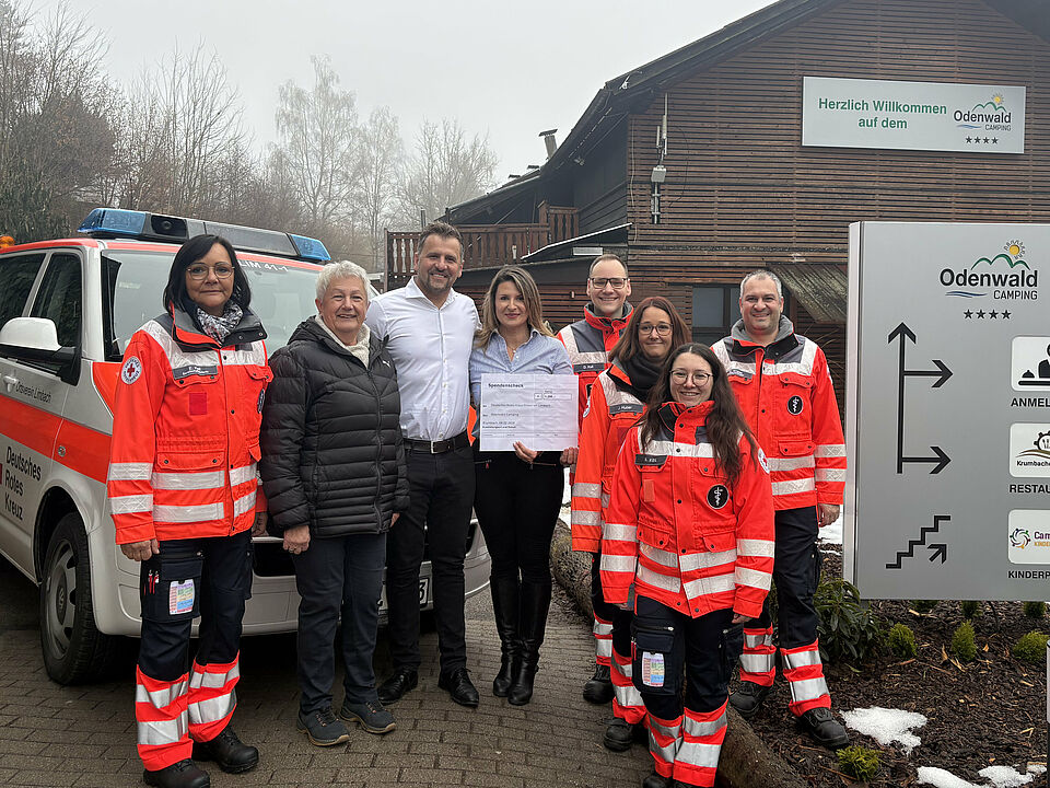 2026-02-09-Einsatzbereitschaft_des_Limbacher_DRK_gewürdigt.jpg Personen am Campingplatz Krumbach, Spendenscheck