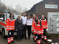 Personen am Campingplatz Krumbach, Spendenscheck