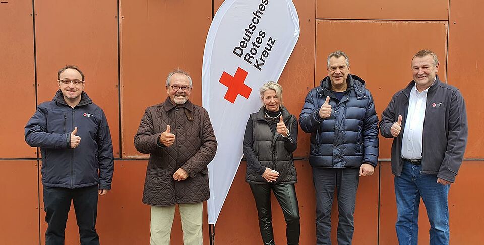 Das Mobile DRK-Impfteam neben Kreisgeschäftsführer Steffen Blaschek, Präsident Gerhard Lauth, Dr. Martin Synnatschke (Arzt), Tanja Synnatschke (Krankenschwester), Herr Joachim Herrmann (Abteilungsleiter beim DRK (von links nach rechts); Foto: DRK-Mosbach