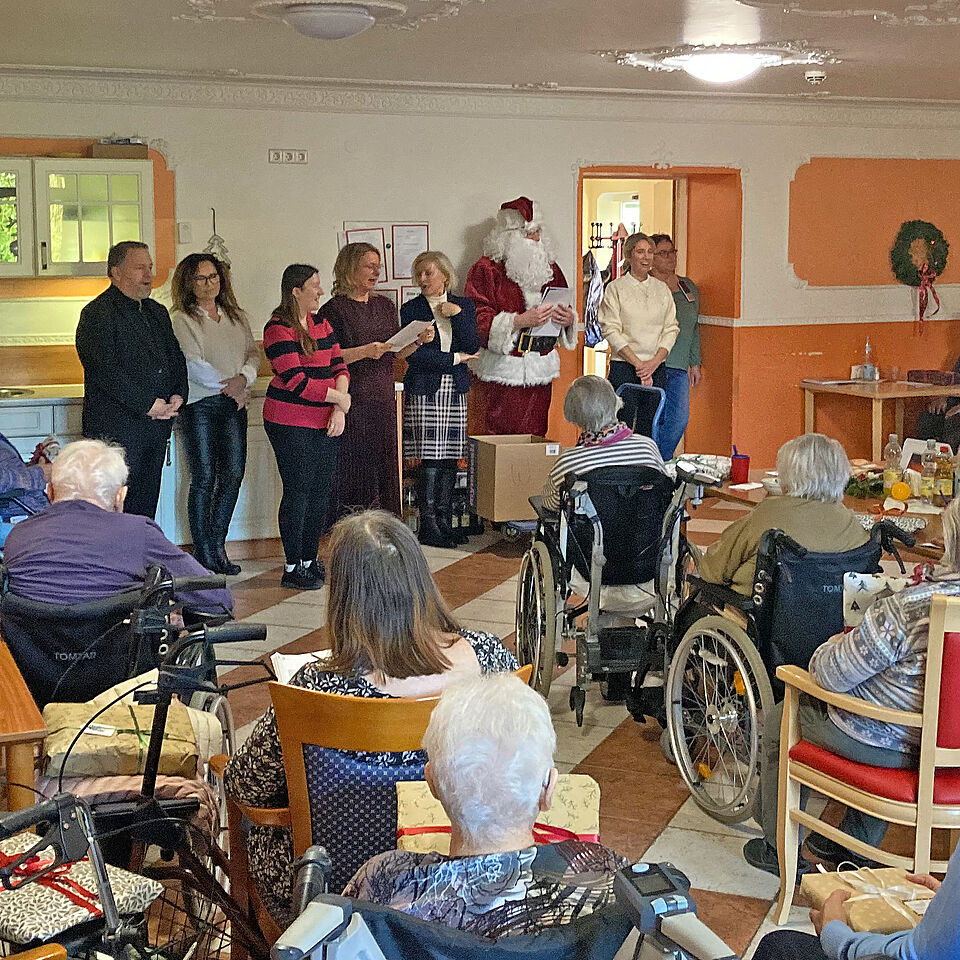 mpdv9.jpg Geschenkübergabe im Seniorenheim