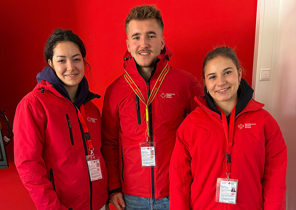 3 Personen in DRK-Kleidung