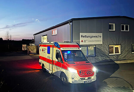 Ei9n Rettungsfahrzeug vor dem Gebäude der Wache in Mittelschefflenz