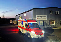 Ei9n Rettungsfahrzeug vor dem Gebäude der Wache in Mittelschefflenz