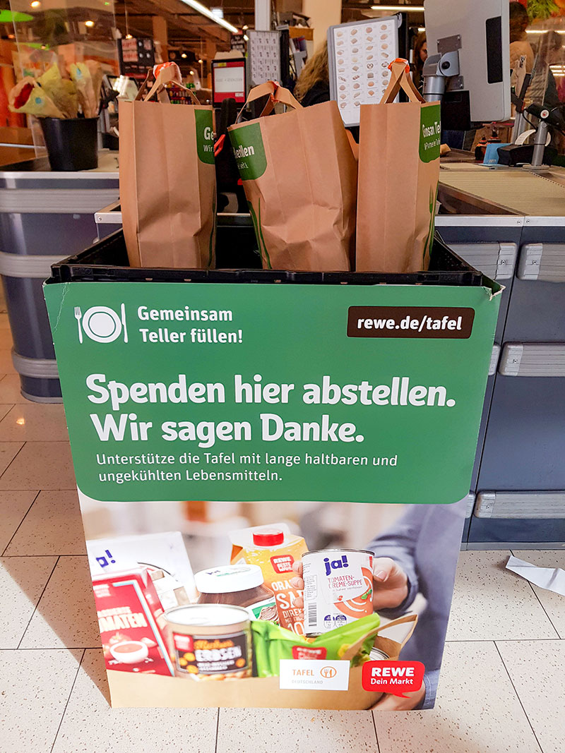 Bei REWE und Nahkauf können Kunden für 5 Euro fertige Spendentüten für die Tafel kaufen