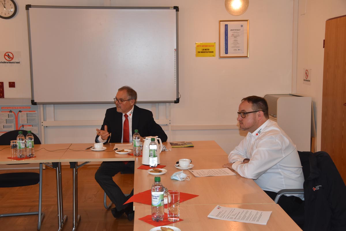 Der Präsident des DRK-Kreisverbands Mosbach, Gerhard Lauth, und Geschäftsführer Steffen Blaschek (v.l.) standen bei einer Pressekonferenz im Rittersaal der Rettungswache an der Sulzbacher Straße Rede und Antwort zur Corona-Schelltestaktion an der Elzb