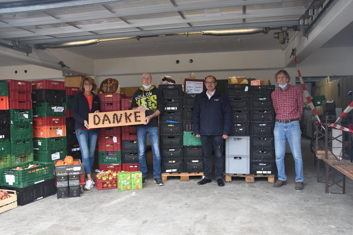 Überbracht von Roland Gässler (2.v.l.) konnten die Leiterin des Mosbacher Tafelladens, Manuela Schönig (l.) sowie DRK-Kreisgeschäftsführer Steffen Blaschek (2.v.r.) insgesamt fünf Paletten mit je 30 Kisten Lebensmitteln im Empfang nehmen. 