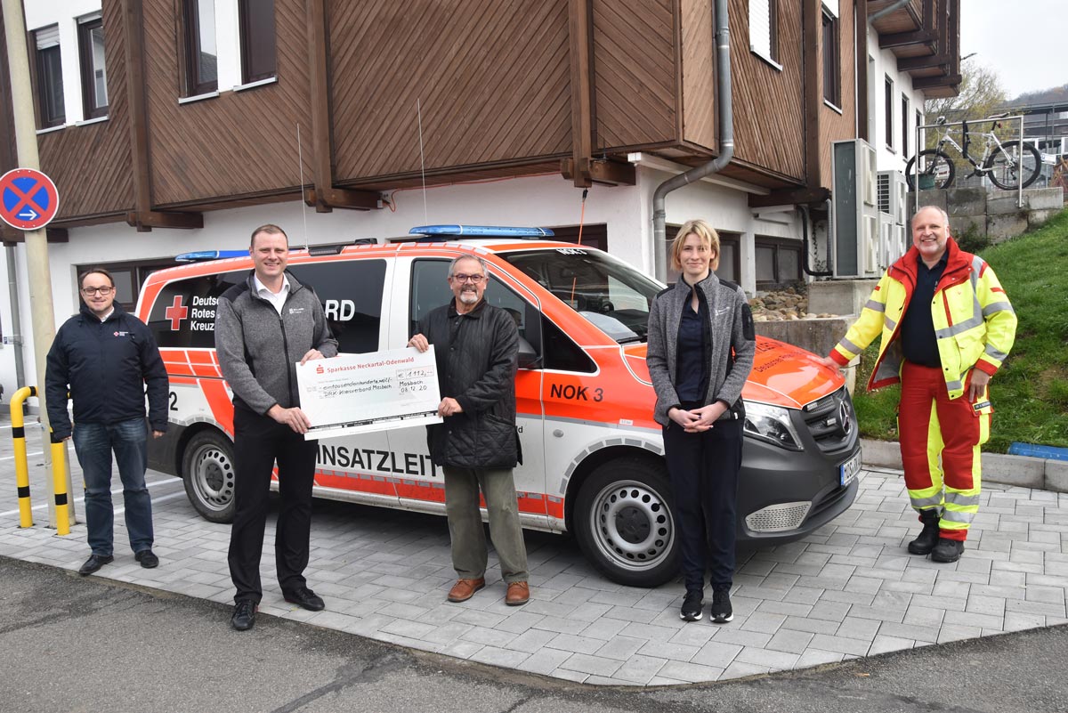 Einen Scheck über 1.112 Euro überreichten Julia Wallburg (2.v.r.) und Georg Hirsch (2.v.l.) von der Firma Skillqube GmbH beim DRK in Mosbach.