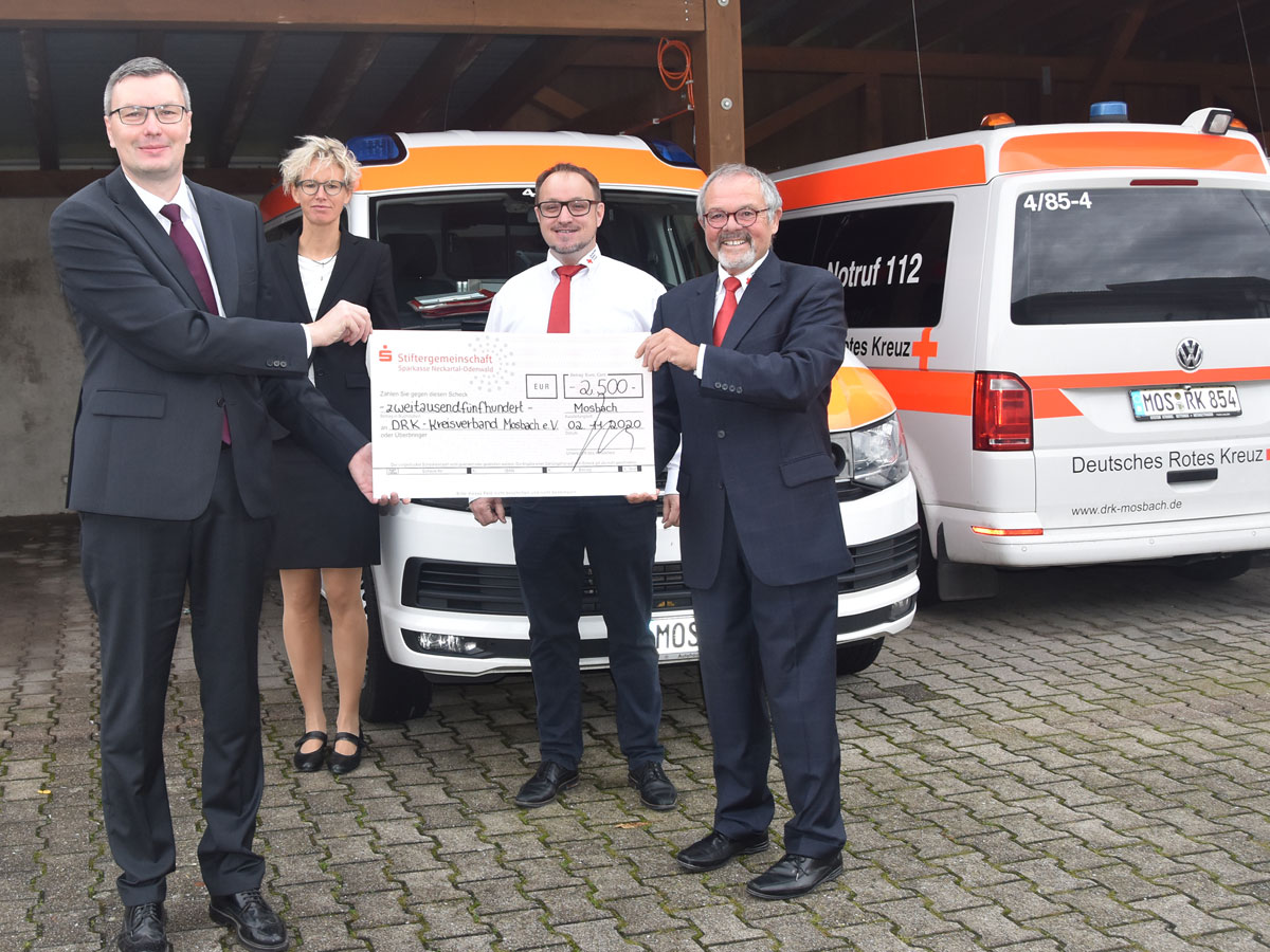 Mit weiteren 2.500 Euro unterstützt die Stiftergemeinschaft der Sparkasse Neckartal-Odenwald die „Mobilen Retter“ des DRK-Kreisverbands Mosbach. 
